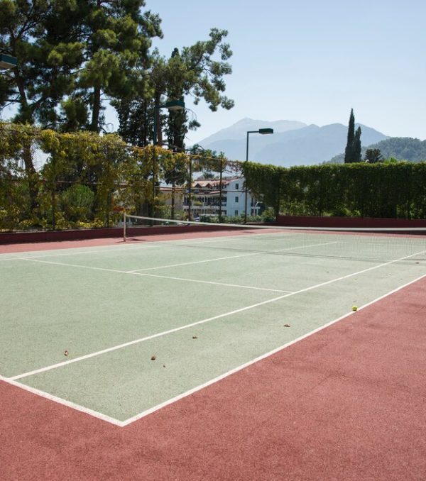 lonely-tennis-court_1122-1384